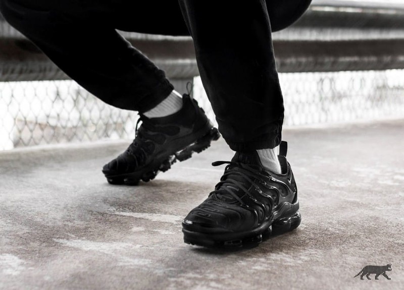 Air vapormax plus triple black sale